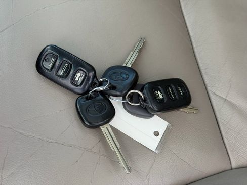 Used 2006 Toyota Camry XLE FWD image 23