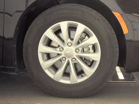 Used 2017 Chrysler Pacifica Touring w/ Tire & Wheel Group image 7