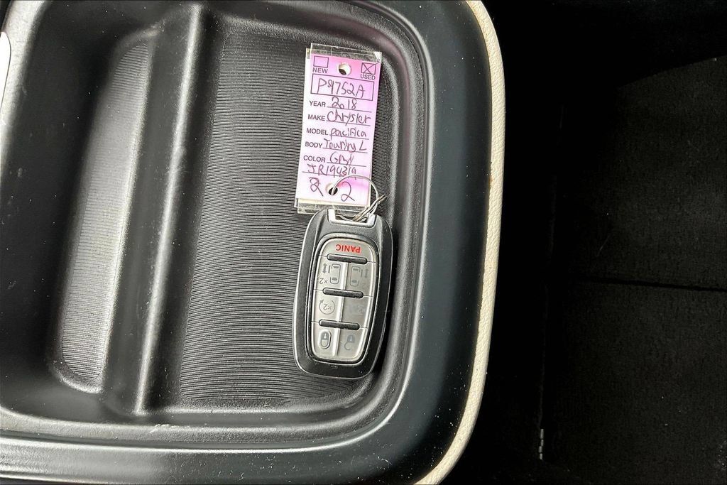 Used 2018 Chrysler Pacifica Touring-L w/ Tire & Wheel Group FWD image 35