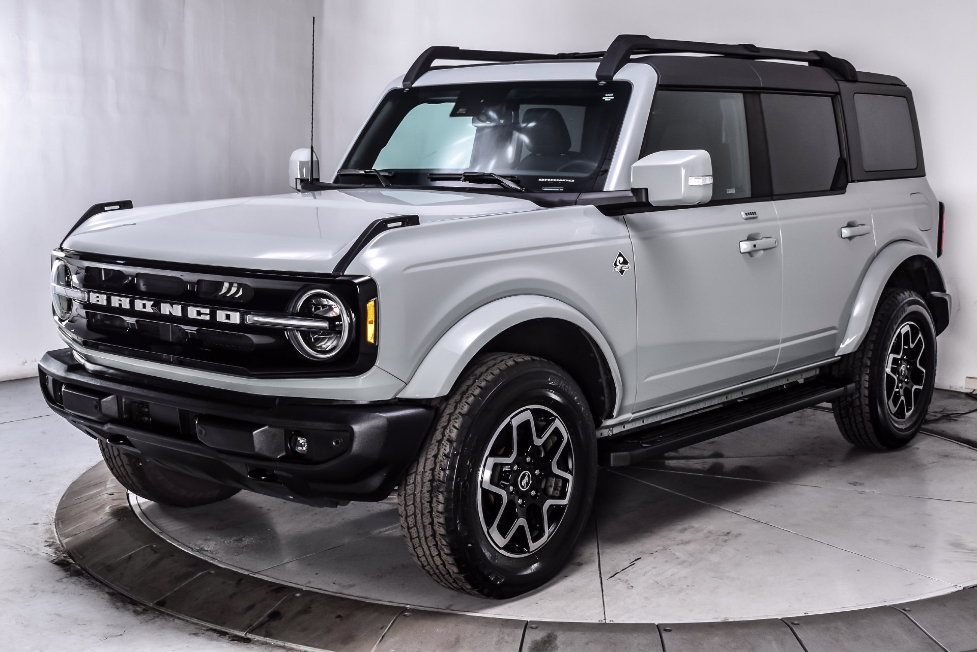 Used 2023 Ford Bronco Outer Banks AWD/4WD image 3