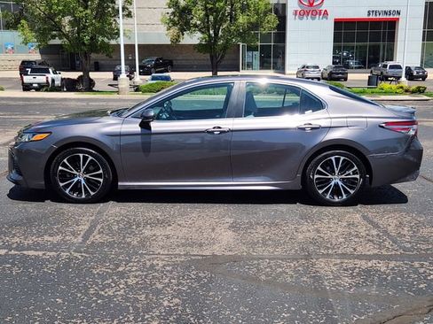 Used 2018 Toyota Camry SE w/ Moonroof Package FWD image 3