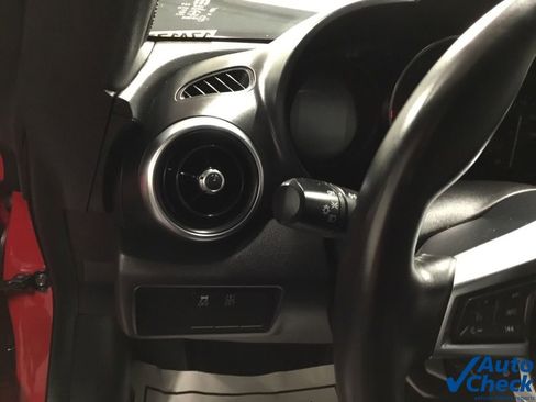 Used 2018 FIAT 124 Spider Classica w/ Technology Group image 31