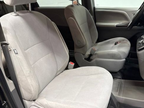 Used 2020 Toyota Sienna L image 25