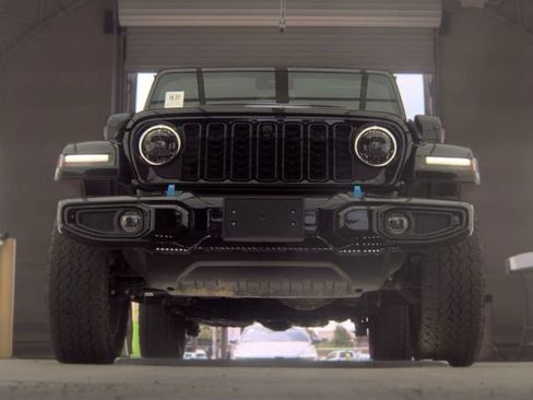 Used 2024 Jeep Wrangler High Altitude AWD/4WD image 3