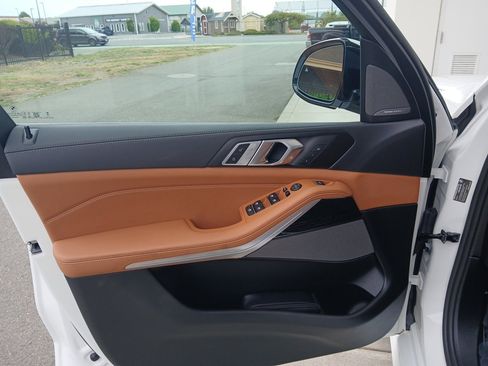 Used 2026 BMW X5 xDrive40i w/ M Sport Package image 9