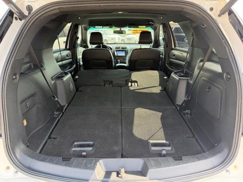 Used 2017 Ford Explorer XLT w/ Equipment Group 202A FWD image 44