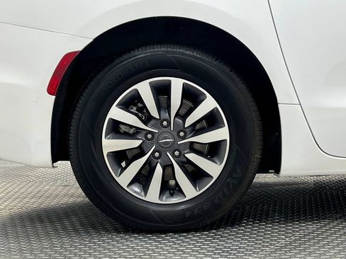 Used 2024 Chrysler Pacifica Limited FWD image 39