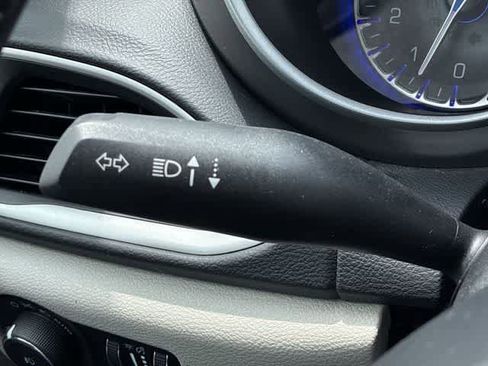 Used 2023 Chrysler Pacifica Touring-L FWD image 31