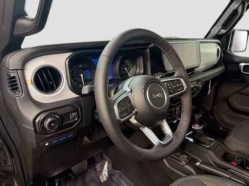 Used 2025 Jeep Wrangler Unlimited Sahara image 9