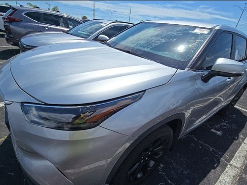 Used 2023 Toyota Highlander LE FWD image 1