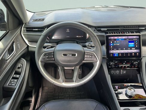 Used 2023 Jeep Grand Cherokee Limited w/ Black Appearance Package AWD/4WD image 13
