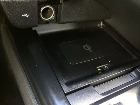 Used 2020 Toyota Camry SE w/ Sunroof Package image 16