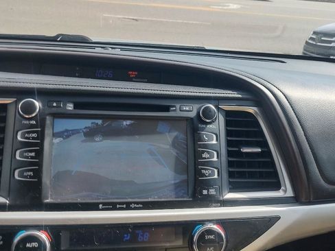Used 2016 Toyota Highlander XLE w/ Four Season Floor Mat Package AWD/4WD image 13