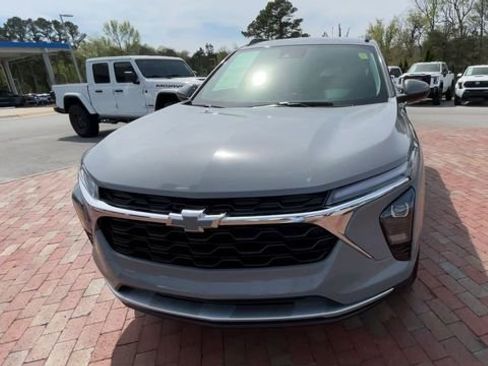 Used 2025 Chevrolet Trax LT w/ Driver Confidence Package image 4