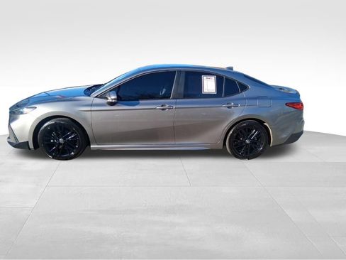 Used 2025 Toyota Camry SE w/ Convenience Package image 3