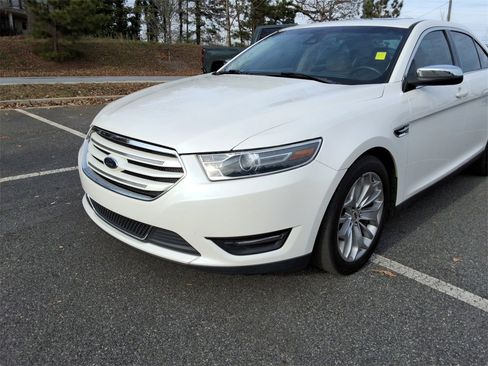 Used 2019 Ford Taurus Limited image 9