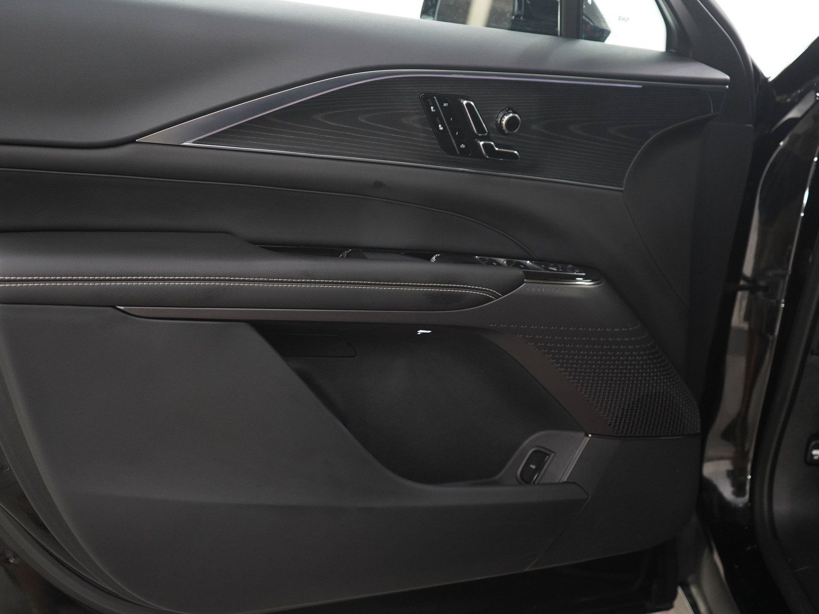 Used 2025 Cadillac Lyriq Luxury w/ LPO, Floor Liner Package AWD/4WD image 19