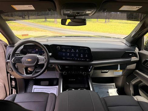 New 2025 Chevrolet Suburban Premier RWD image 18