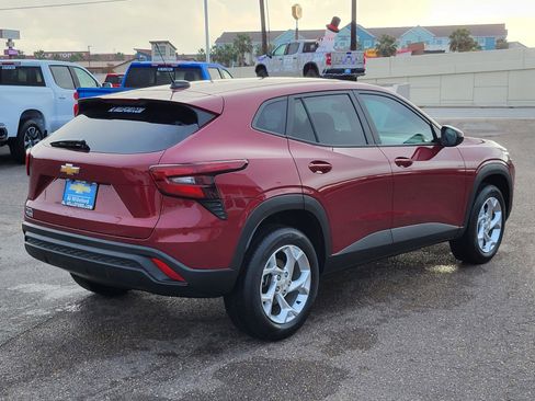 Used 2025 Chevrolet Trax LS w/ LS Convenience Package image 5