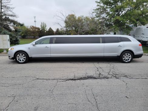 Used 2013 Lincoln MKT AWD image 2