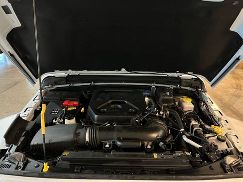 Used 2025 Jeep Wrangler Unlimited Sahara AWD/4WD image 32
