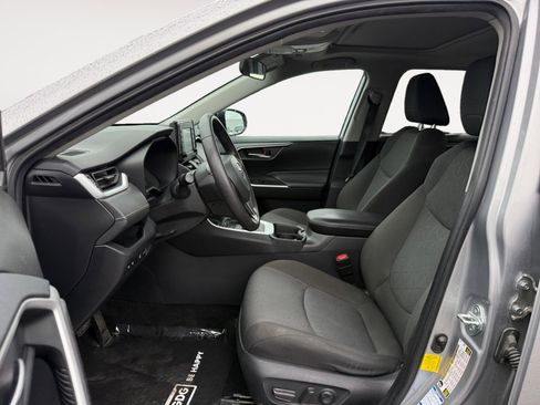 Used 2021 Toyota RAV4 XLE w/ Convenience Package image 10