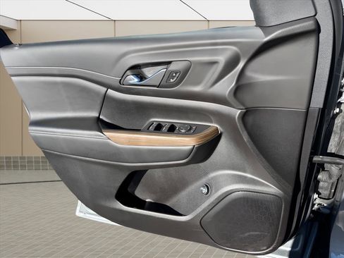 Used 2023 GMC Acadia SLE w/ Driver Convenience Package image 19