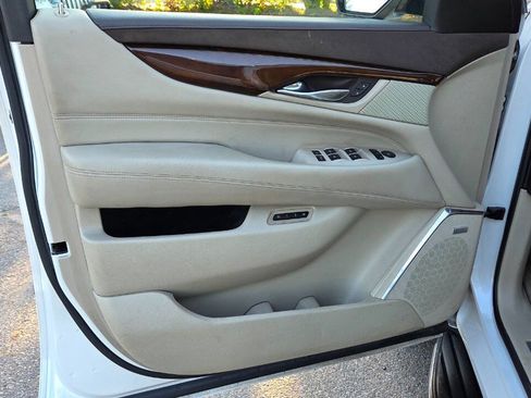 Used 2017 Cadillac Escalade Luxury AWD/4WD image 31