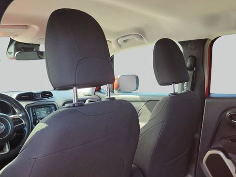 Used 2017 Jeep Renegade Latitude FWD image 10