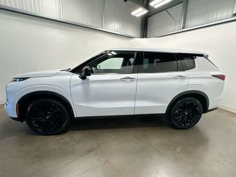 Used 2023 Mitsubishi Outlander SE Black Edition AWD/4WD image 2