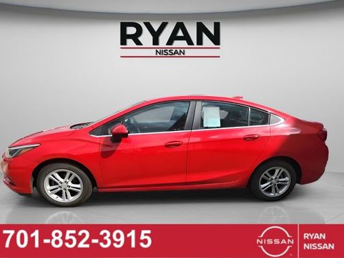 Used 2017 Chevrolet Cruze LT w/ Convenience Package FWD image 3