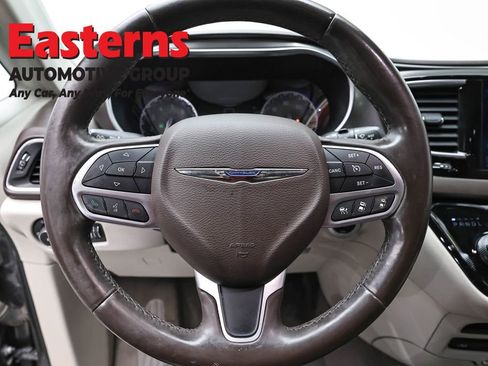 Used 2017 Chrysler Pacifica Touring-L Plus w/ Advanced Safetytec Group FWD image 10