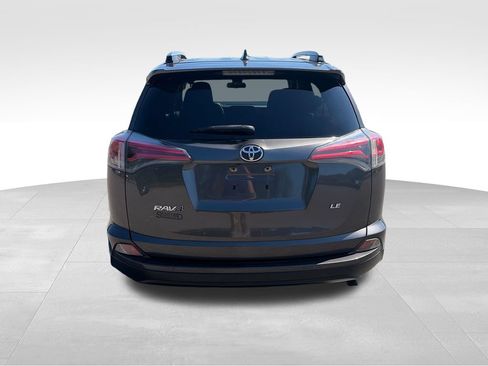Used 2018 Toyota RAV4 LE FWD image 4