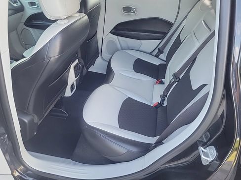 Used 2019 Jeep Compass Latitude FWD image 13