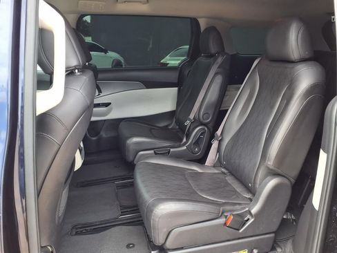 Used 2022 Kia Carnival LX FWD image 11
