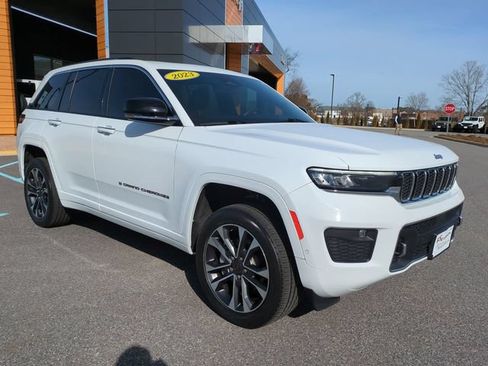 Used 2023 Jeep Grand Cherokee Overland AWD/4WD image 2