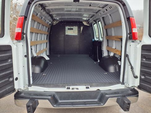 Used 2024 Chevrolet Express 2500 w/ Driver Convenience Package image 8