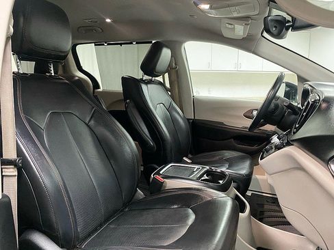 Used 2017 Chrysler Pacifica Touring-L Plus image 14