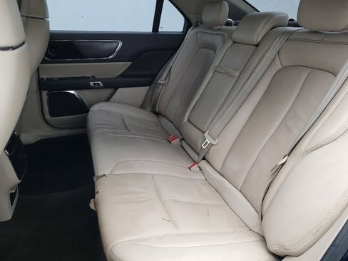 Used 2017 Lincoln Continental Select image 18