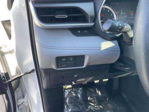 Used 2023 Toyota Highlander XLE image 25