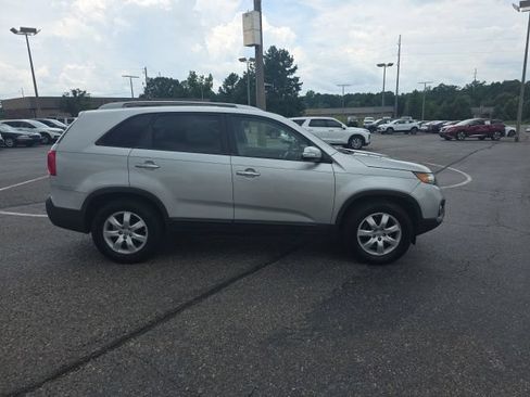 Used 2013 Kia Sorento LX w/ Convenience Pkg FWD image 2