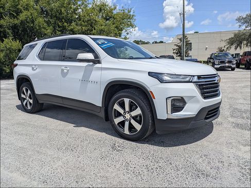 Used 2023 Chevrolet Traverse LT w/ LT Premium Package FWD image 2