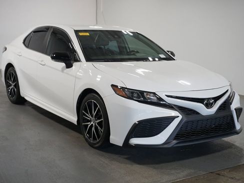 Used 2022 Toyota Camry SE FWD image 3