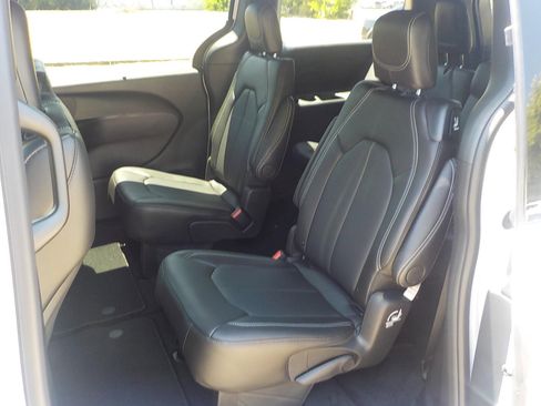 New 2025 Chrysler Pacifica Select image 11