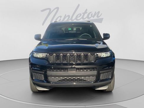 Used 2023 Jeep Grand Cherokee L Laredo RWD image 9
