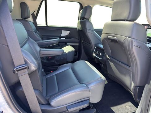 Used 2025 Ford Expedition Active AWD/4WD image 7