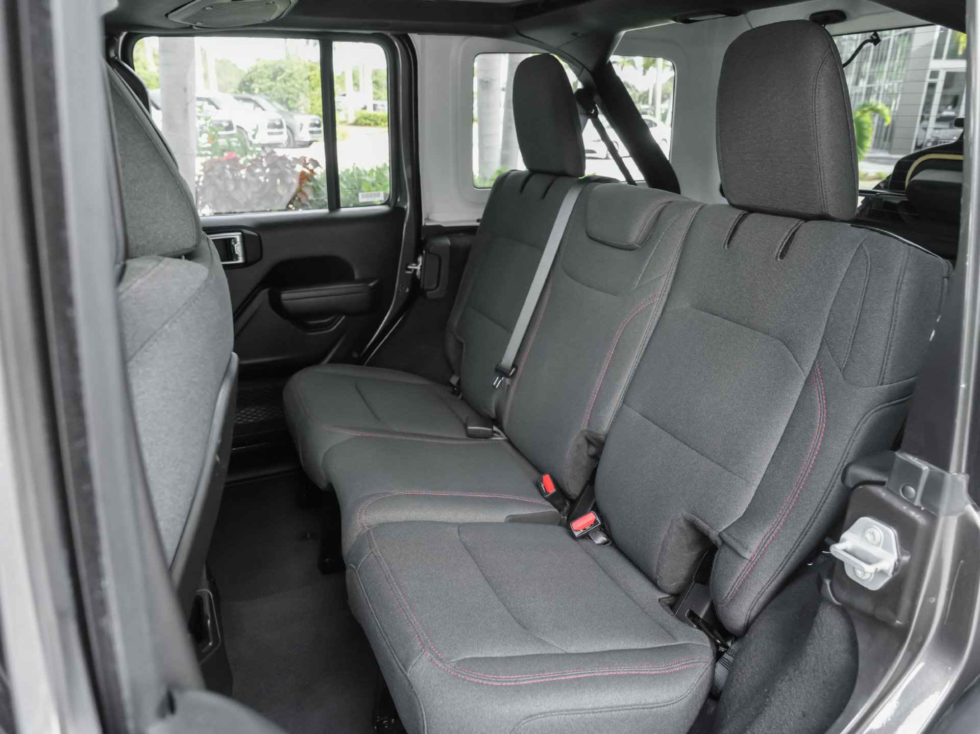 Used 2025 Jeep Wrangler Unlimited Rubicon AWD/4WD image 36