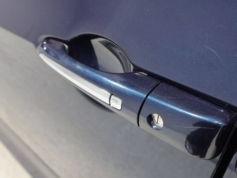 Used 2021 Chrysler Pacifica Touring-L FWD image 9