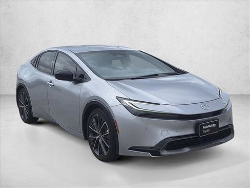 Certified 2023 Toyota Prius XLE FWD image 3