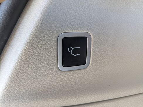 Used 2024 Chrysler Pacifica Touring-L image 13